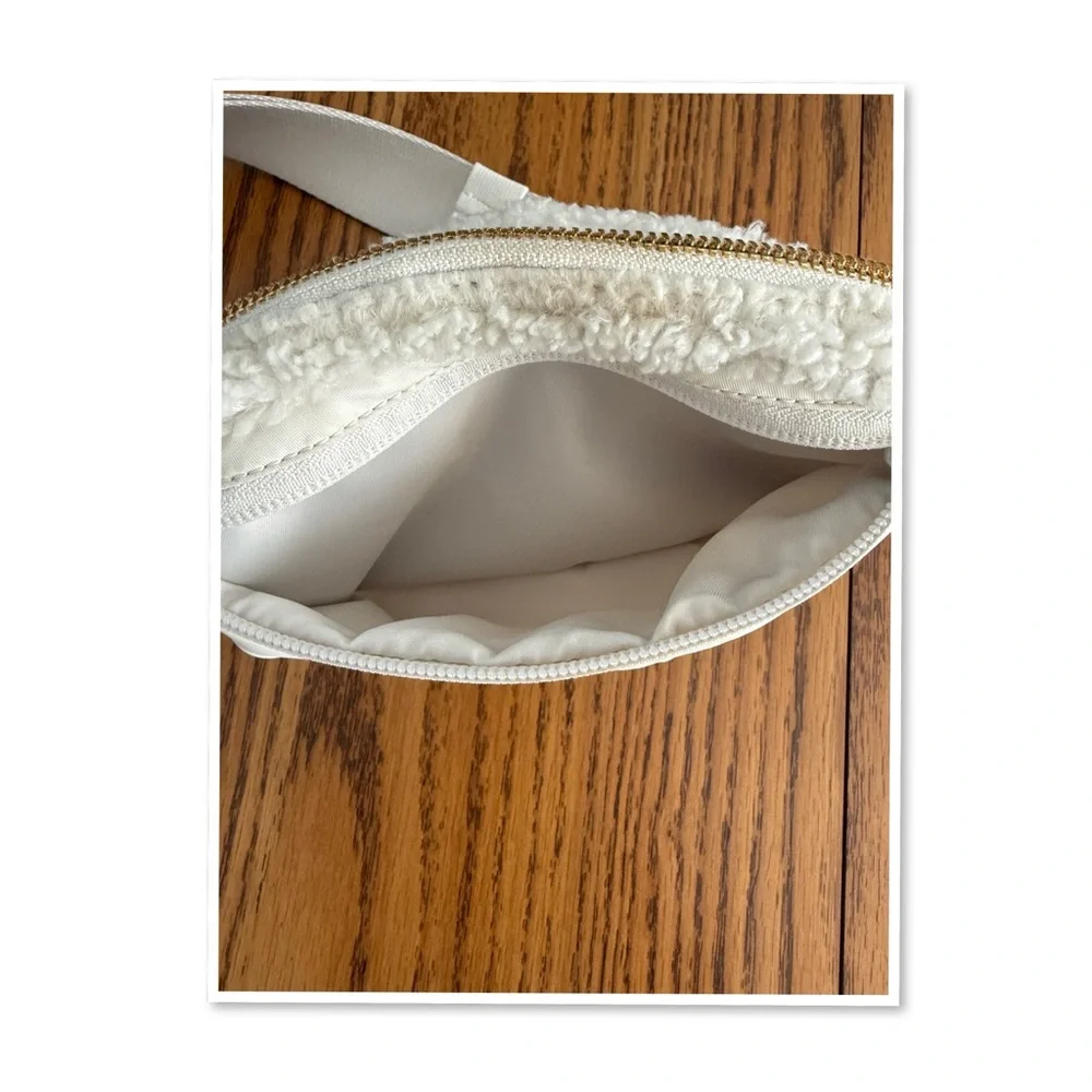 Lululemon Athletica Ivory Fleece Everywhere Bag With Belt - Picture 9 of 15